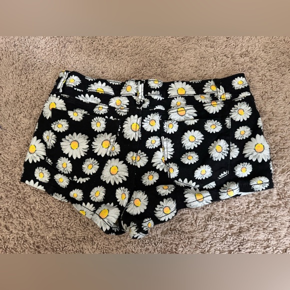 Rue21 Black and White Daisy Print Shorts - Picture 2 of 3